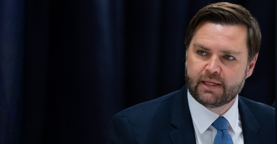 Венс закликав США витрачати гроші на пенсіонерів, а не на Україну 1