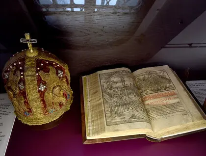 Від Острозької Біблії до донатів - у Києві презентували виставку До/Нації - фоторепортаж 5