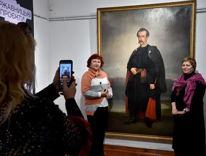 Від Острозької Біблії до донатів - у Києві презентували виставку До/Нації - фоторепортаж 13