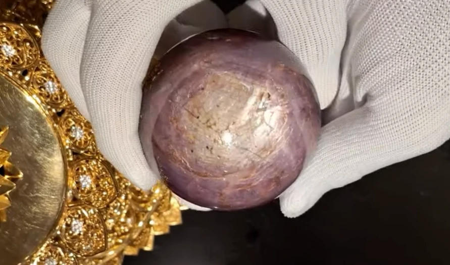 На Шрі-Ланці хочуть продати рідкісний зоряний сапфір 2