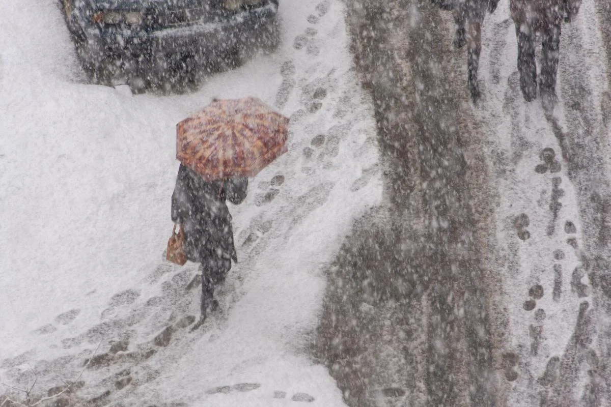 15 лютого в Україні очікується погіршення погодних умов: можливі снігопади та знову знизяться температури. 1 15 лютого погода в Україні погіршиться: випаде сніг і повернуться морози