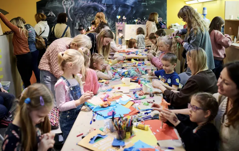 Арттерапія від PinchukArtCentre для сімей в Києві - соціальна ініціатива Майстерні тепла й творчості - новини культури 1