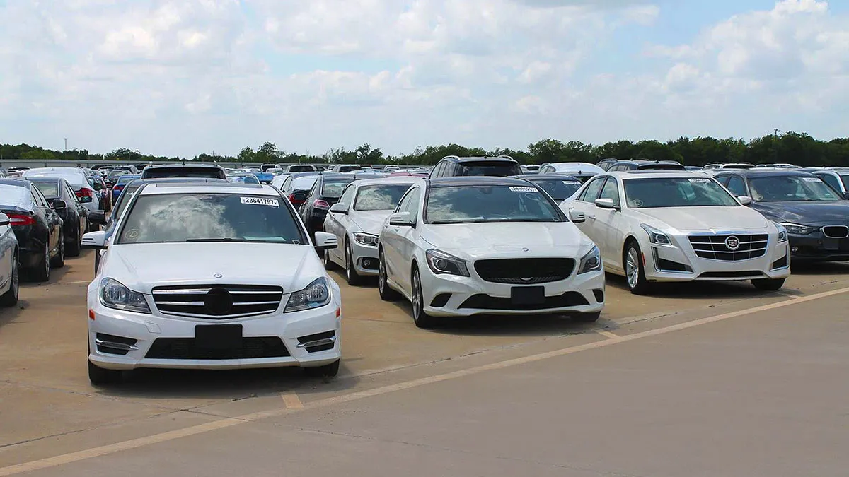 Автомобілі на американському аукціоні перед продажем