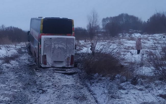 Автобус із пасажирами злетів у кювет на трасі Львів-Луцьк: є постраждалі (фото) 1