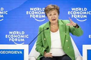 Авторські права на контент, створений штучним інтелектом, в Україні регулюються чинним законодавством. Бізнесу важливо розуміти, що права на результати роботи ШІ можуть належати як розробникам технології, так і користувачам, залежно від умов використання. Важливо враховувати, що при створенні контенту за допомогою ШІ можуть виникати питання щодо оригінальності та можливих порушень прав третіх осіб. Тому підприємствам слід ретельно вивчати ліцензійні угоди та умови використання, щоб уникнути юридичних проблем. 2