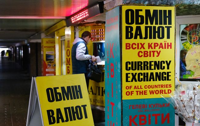 Банки та обмінники оновили курс валют на 23 лютого: скільки коштують 100 доларів сьогодні 1
