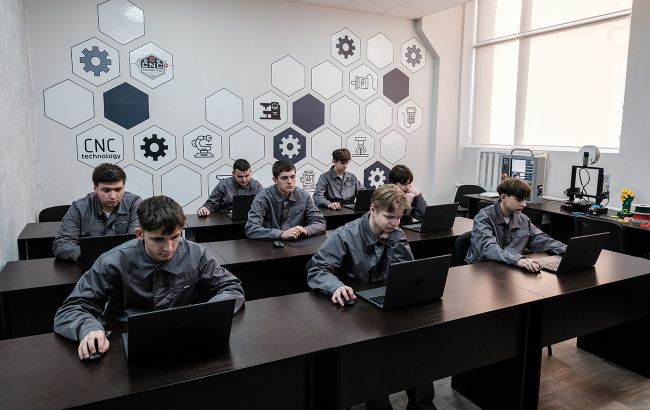 Більше не "безкоштовна сила". В Україні для студентів вводять трудові договори: що це змінює 1