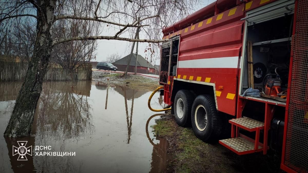 В Україні зафіксовано підтоплення територій внаслідок відлиги та опадів: де ситуація є найкритичнішою (фото, відео) 8 Частину України підтопило через відлигу та дощі: де ситуація найскладніша (фото, відео)