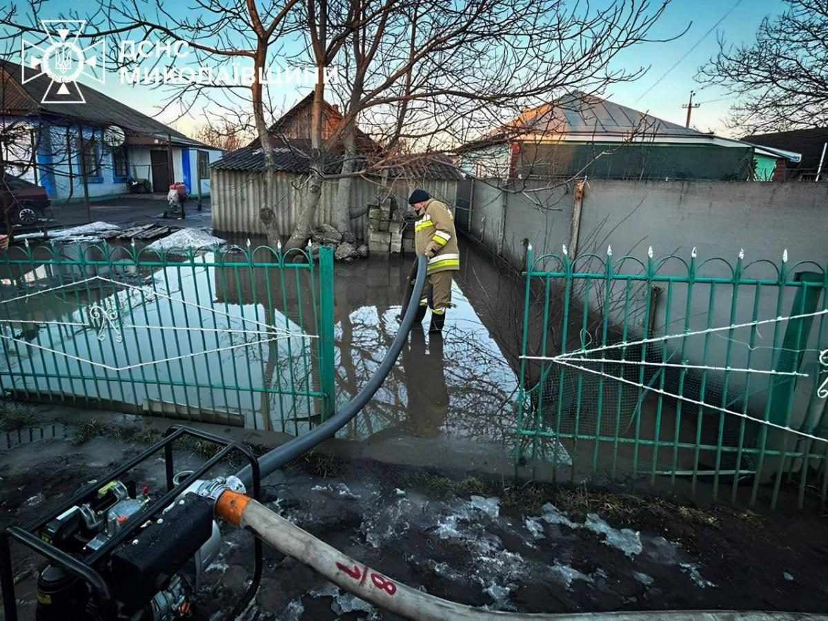 В Україні зафіксовано підтоплення територій внаслідок відлиги та опадів: де ситуація є найкритичнішою (фото, відео) 7 Частину України підтопило через відлигу та дощі: де ситуація найскладніша (фото, відео)