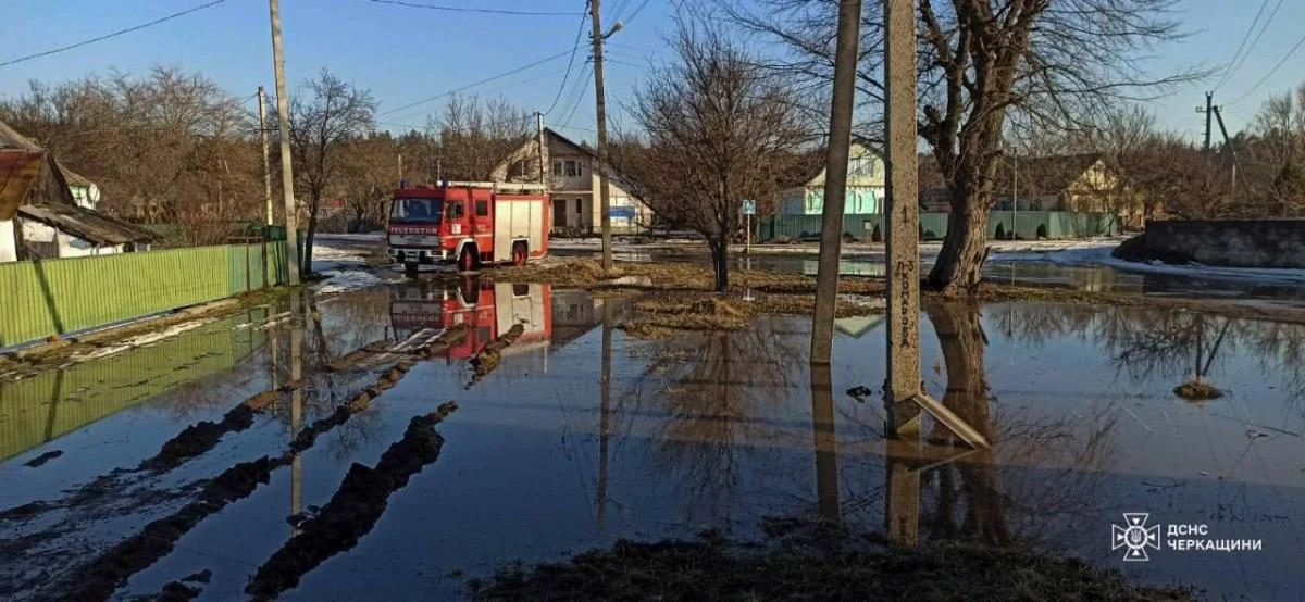 В Україні зафіксовано підтоплення територій внаслідок відлиги та опадів: де ситуація є найкритичнішою (фото, відео) 5 Частину України підтопило через відлигу та дощі: де ситуація найскладніша (фото, відео)