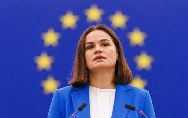 Лідерка білоруської опозиції Світлана Тихановська прокоментувала питання щодо можливого розміщення ядерної зброї в Білорусі. Вона зазначила, що наразі немає підтвердження про доставку ядерних боєприпасів на територію країни. Тихановська підкреслила, що це питання викликає занепокоєння серед населення та міжнародної спільноти. 1