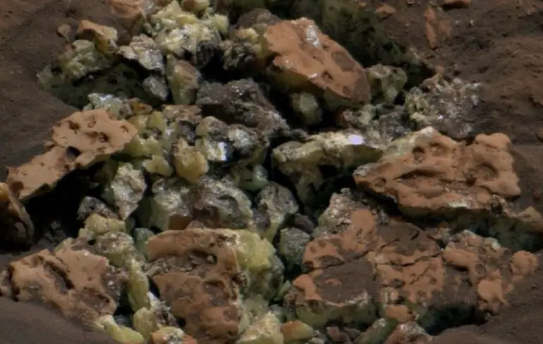 Чи існує життя на Марсі - органічні сполуки на Червоній планеті не можуть бути пояснені без залучення живих організмів. 1