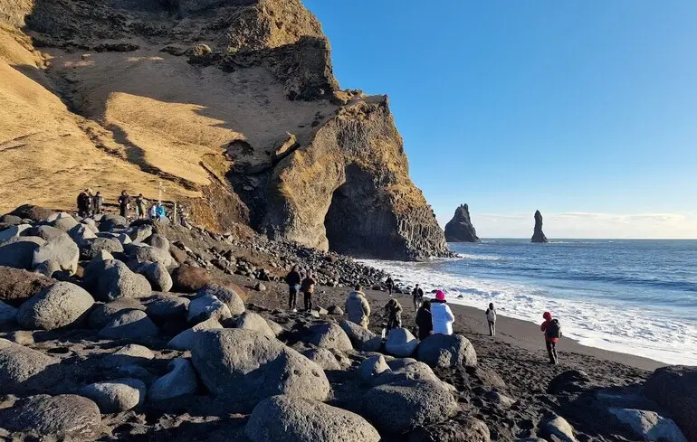 Чорний пляж в Ісландії зазнав значних змін внаслідок безпрецедентного зсуву схилів. Берегова лінія трансформувалася всього за кілька днів через процес ерозії. 1