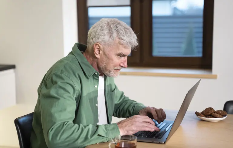 Державним службовцям дозволили продовжувати працювати після досягнення 75-річного віку. 1