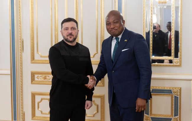 Глава МЗС Гани звернувся до Зеленського з незвичним проханням, - Bloomberg Міністр закордонних справ Гани звернувся до президента Зеленського з незвичайним запитом, повідомляє Bloomberg. 1