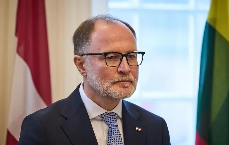 Голова Міністерства оборони Латвії прокоментував вплив санкцій проти Росії на президента Путіна. 1