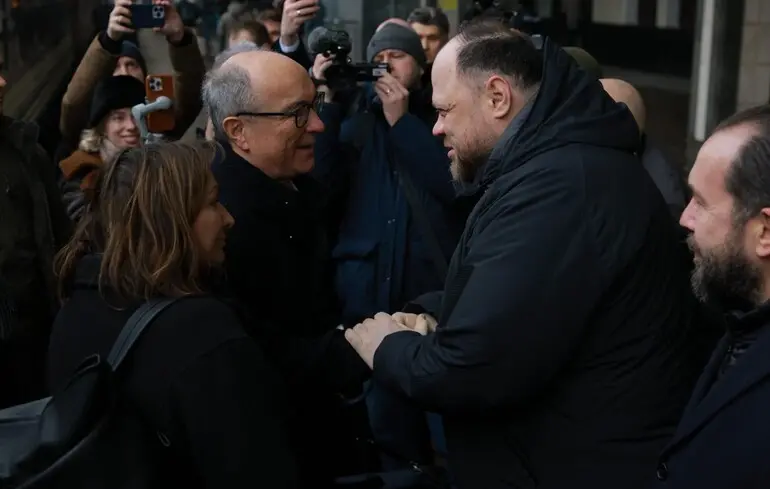 Голова польського Сейму Влодзімєж Чажастий відвідав Київ, де вже на вокзалі йому продемонстрували наслідки війни – фото. Голова польського Сейму Влодзімєж Чажастий відвідав Київ, де вже на вокзалі йому продемонстрували наслідки війни – фото. 1