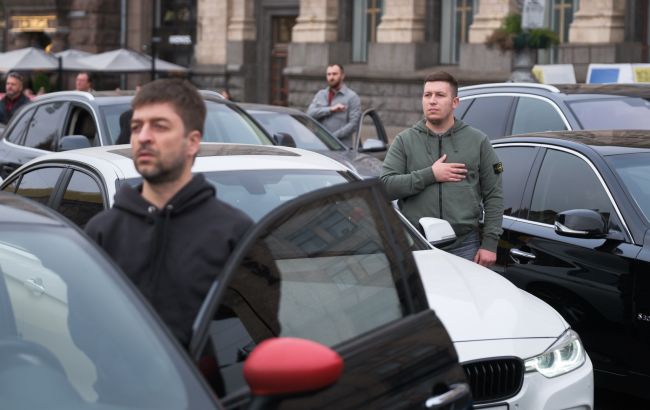 Хвилину мовчання зробили щоденною традицією: о котрій завмиратиме вся Україна 1