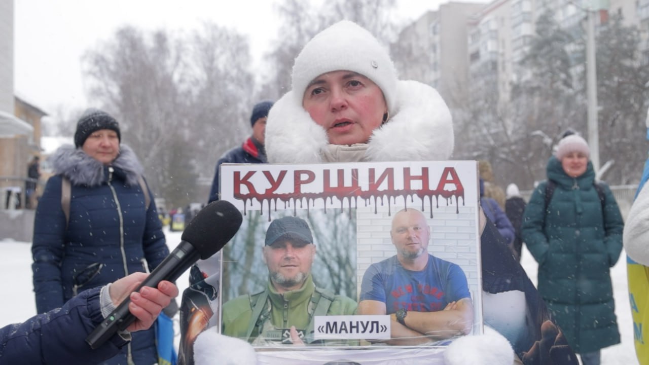 "Я бачив, він живий": історії родин, які чекають своїх з полону на кожному обміні 2