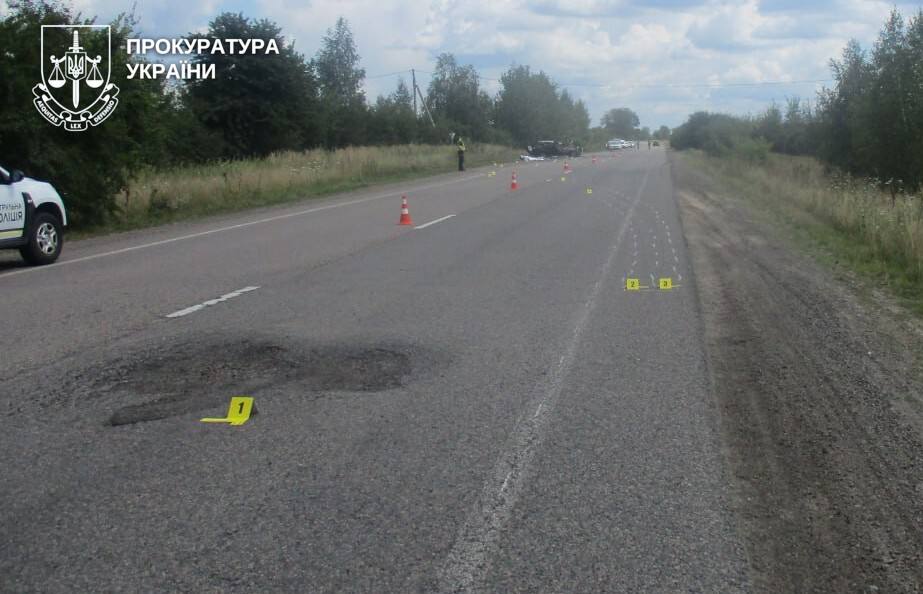 Яма вбила трьох людей: на Рівненщині дорожникам оголосили підозру 3