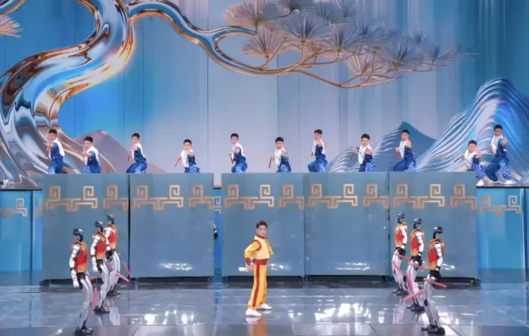 Китайські роботи вразили на Весняному гала-шоу, викликавши дискусії серед експертів щодо справжніх можливостей гуманоїдів. 1