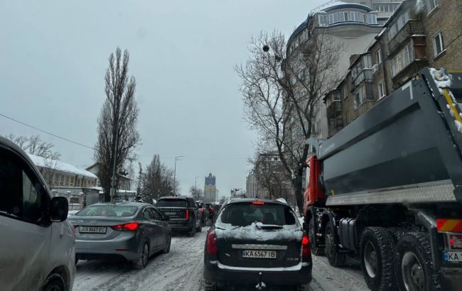 Київ скували затори на тлі снігопаду: де найгірша ситуація 1