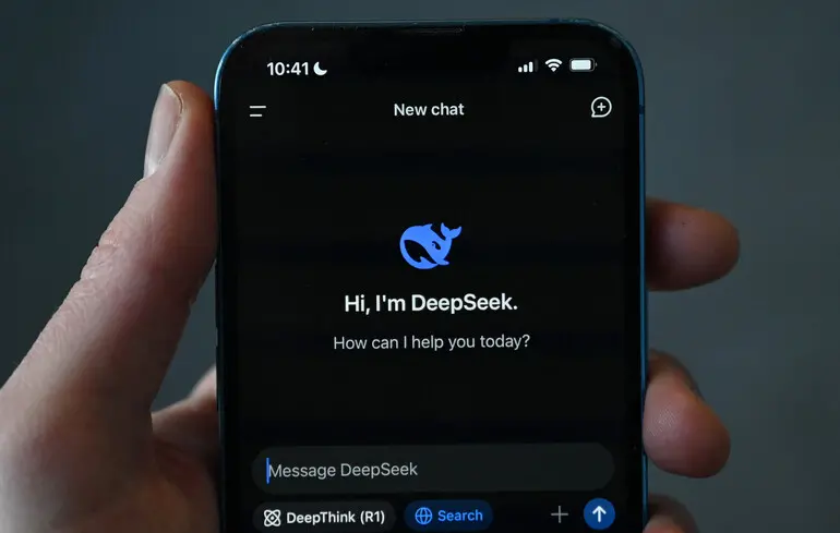 Компанія DeepSeek навчила штучний інтелект, використовуючи найсучасніші американські чіпи. У той же час, Китай застосував Nvidia Blackwell, незважаючи на заборону з боку США. 1
