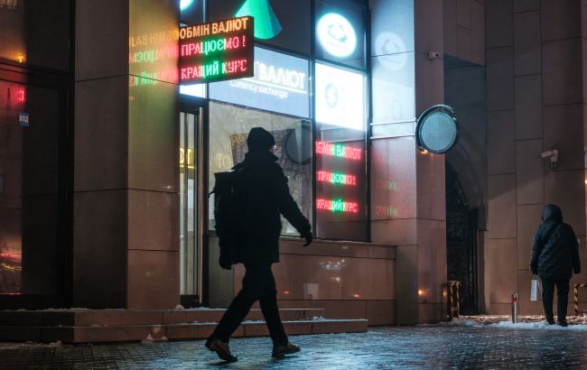 Курс євро впав нижче 51 гривні: чи варто інвестувати в валюту зараз і які ризики 1