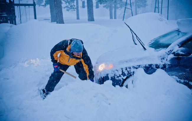 Мають бути в кожному авто: 4 речі, які врятують водіїв під час снігопаду 1