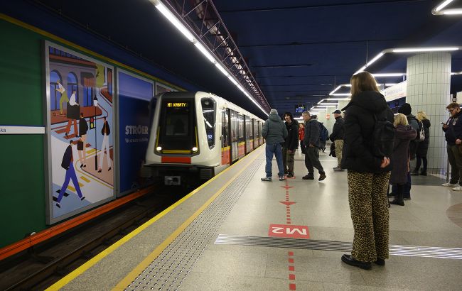 Метро Варшави перетворять на укриття для 100 тисяч людей: що вже звозять на склади 1