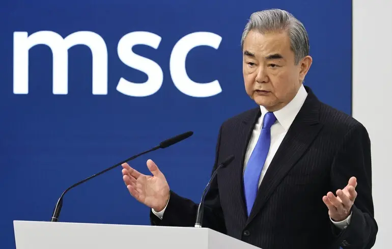 На Мюнхенській конференції з безпеки 2026 року міністр закордонних справ Китаю висловив свої думки під час виступу. 1