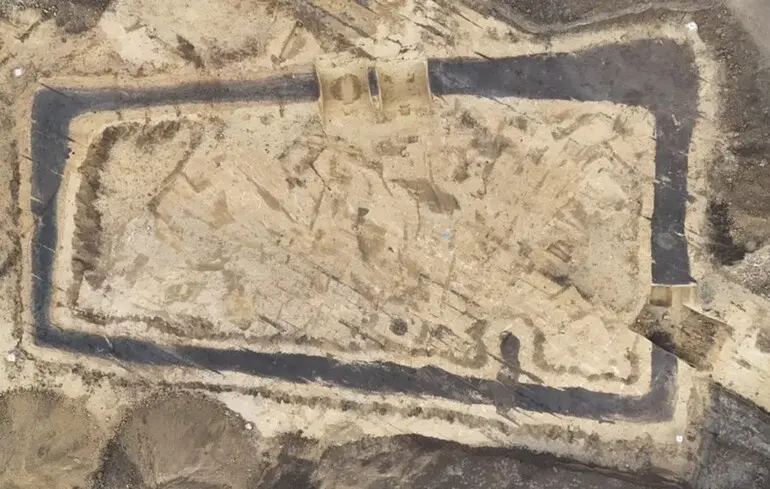 Науковці в Німеччині виявили неочікуване відкриття – поховання епохи кам'яного віку з прихованим проходом. 1