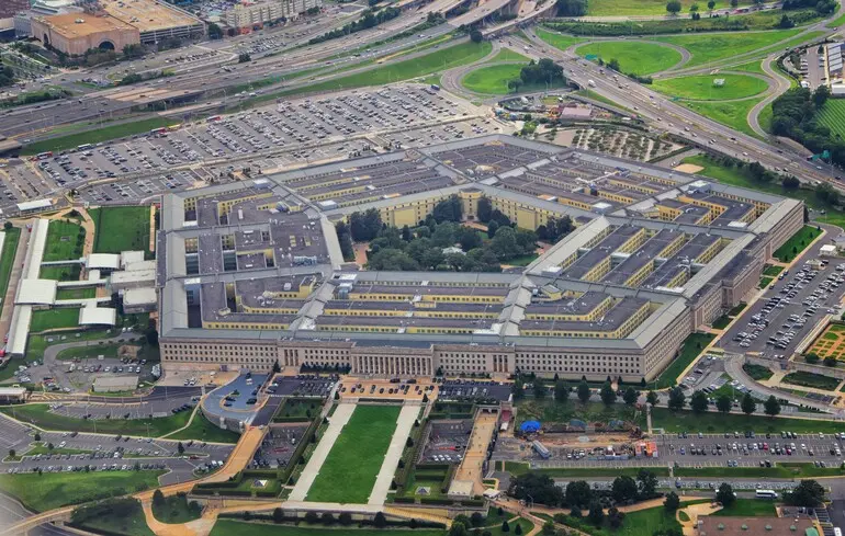 OpenAI, Anthropic та Google закликають до впровадження штучного інтелекту в закритих мережах Пентагону, пропонуючи реалізацію без обмежень. 1