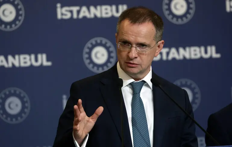 Переговори, що відбулися у Женеві 17 лютого, отримали критику з боку Sky News щодо представника від України Мєдінського. 1