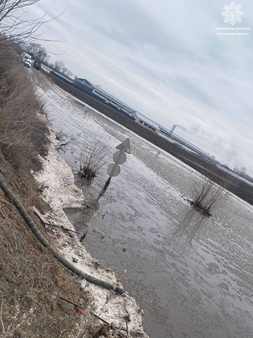 Підтоплення, ожеледиця й перекриті дороги: де в Україні негода наробила лиха 3
