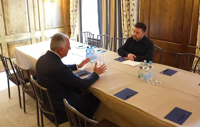 Питання санкцій та безпеки стали темою обговорення між президентом Зеленським та принцом Ірану Пахлаві під час зустрічі в Мюнхені. 1