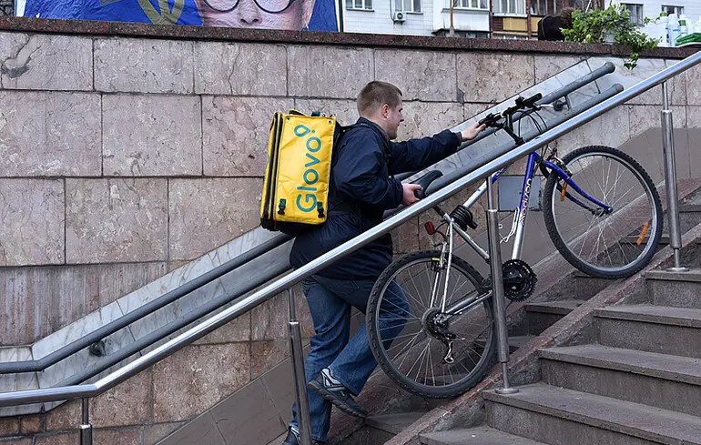 Попит на доставку їжі стрімко зростає, немов на дріжджах. 1