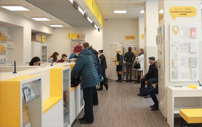 Працівники на мінімалці? В "Укрпошті" чесно сказали, які зарплати у листонош і начальників 1