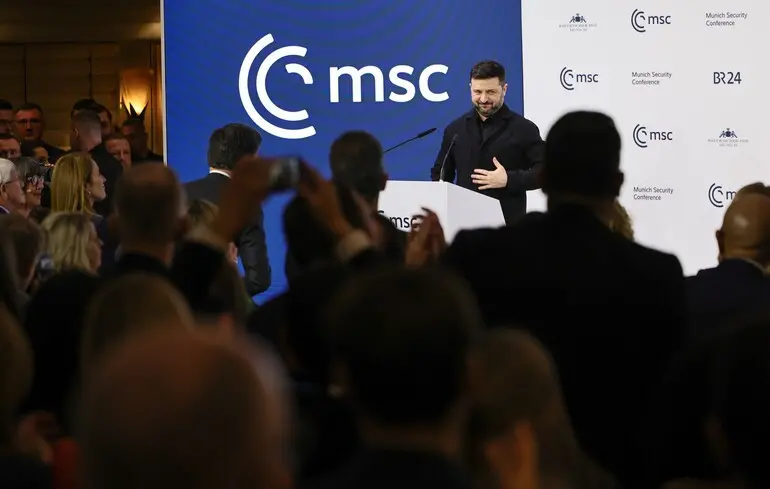 Президент України Володимир Зеленський закликав Російську Федерацію скористатися можливістю перемир'я для проведення виборів. Відповідне відеозвернення стало темою новин світового масштабу. Президент України Володимир Зеленський закликав Російську Федерацію скористатися можливістю перемир'я для проведення виборів. Відповідне відеозвернення стало темою новин світового масштабу. 1