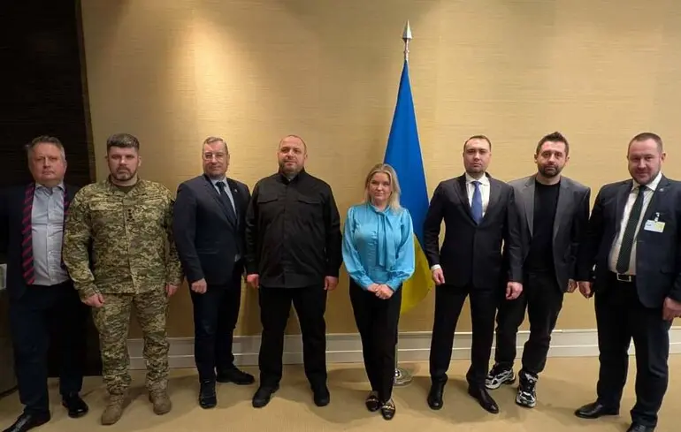 Президент Зеленський прокоментував розбіжності в українській делегації, спростувавши дані, опубліковані в журналі The Economist. Президент Зеленський прокоментував розбіжності в українській делегації, спростувавши дані, опубліковані в журналі The Economist. 1