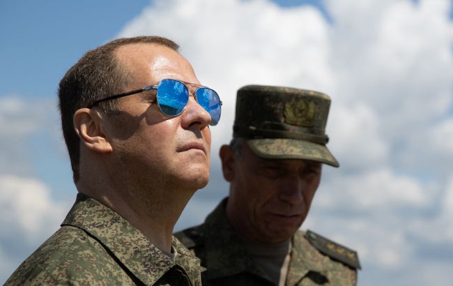 Медведєв прямо попередив Європейський Союз про можливість військового вторгнення, зазначивши, що "приїдуть без віз, як у 1945 році". 1