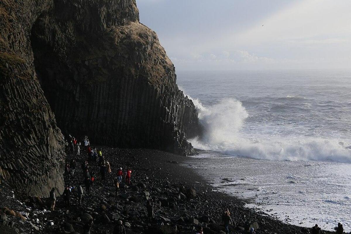 Прощавай, Рейнісф'яра: фотограф показав, як стихія змінила легендарний чорний пляж в Ісландії (відео)