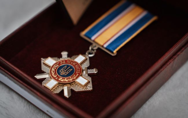 Рятували дітей після обстрілів: Зеленський нагородив журналіста та військового орденами 1