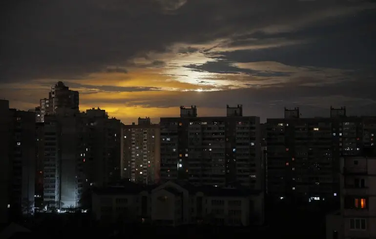 Російські війська завдали удару по енергетичним об'єктам України, внаслідок чого споживачі в кількох регіонах залишилися без електропостачання. 1