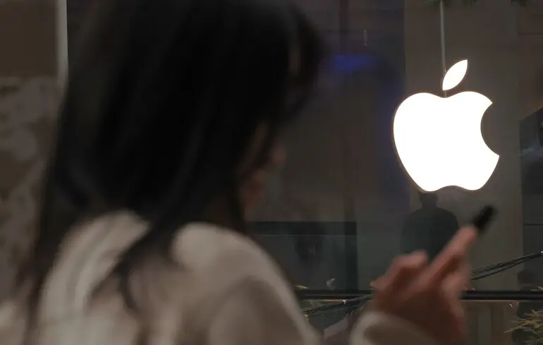 Розумні окуляри, кулон з штучним інтелектом та AirPods з вбудованою камерою від Apple - компанія акцентує увагу на Siri та еру штучного інтелекту. 1