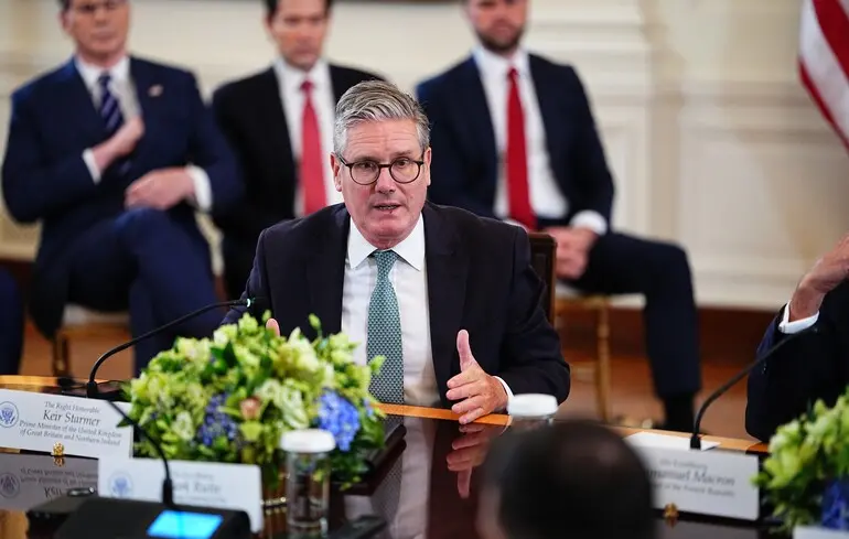 Скандал, пов'язаний із Мендельсоном та Епштейном у Великій Британії, викликав бажання більшості, щоб Стармер залишив свою посаду. 1