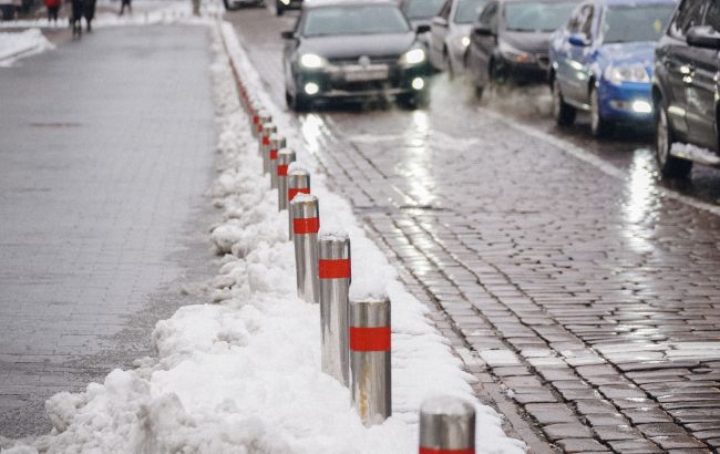 Слизькі дороги і підйом води в річках: що буде з погодою в Україні завтра 1