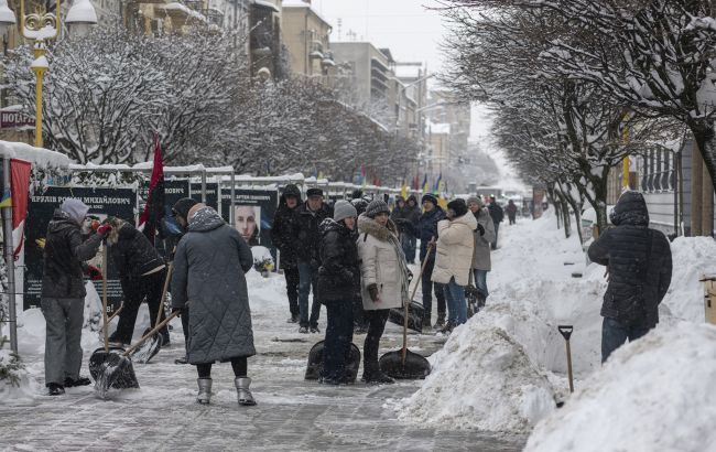 Сніговий колапс у Києві: місто паралізували затори, ціни на таксі злетіли (фото) 1