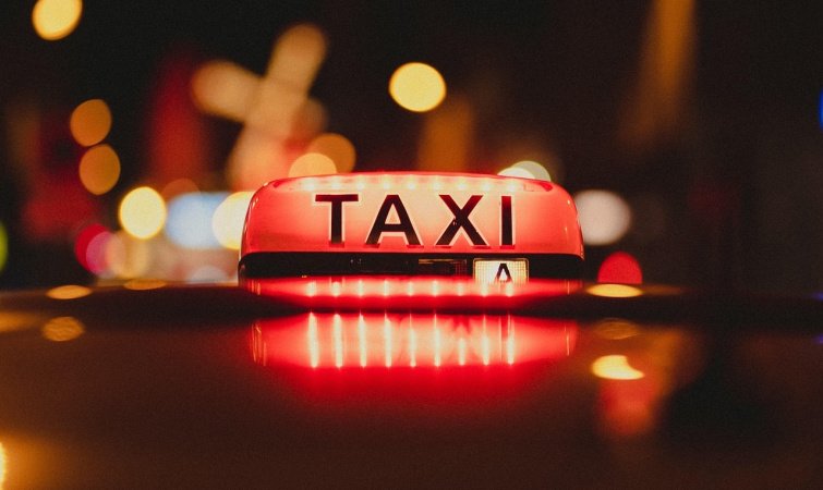 Таксі в Києві функціонуватиме під час комендантської години: компанії Bolt та Uklon підтвердили свою цілодобову діяльність. 1