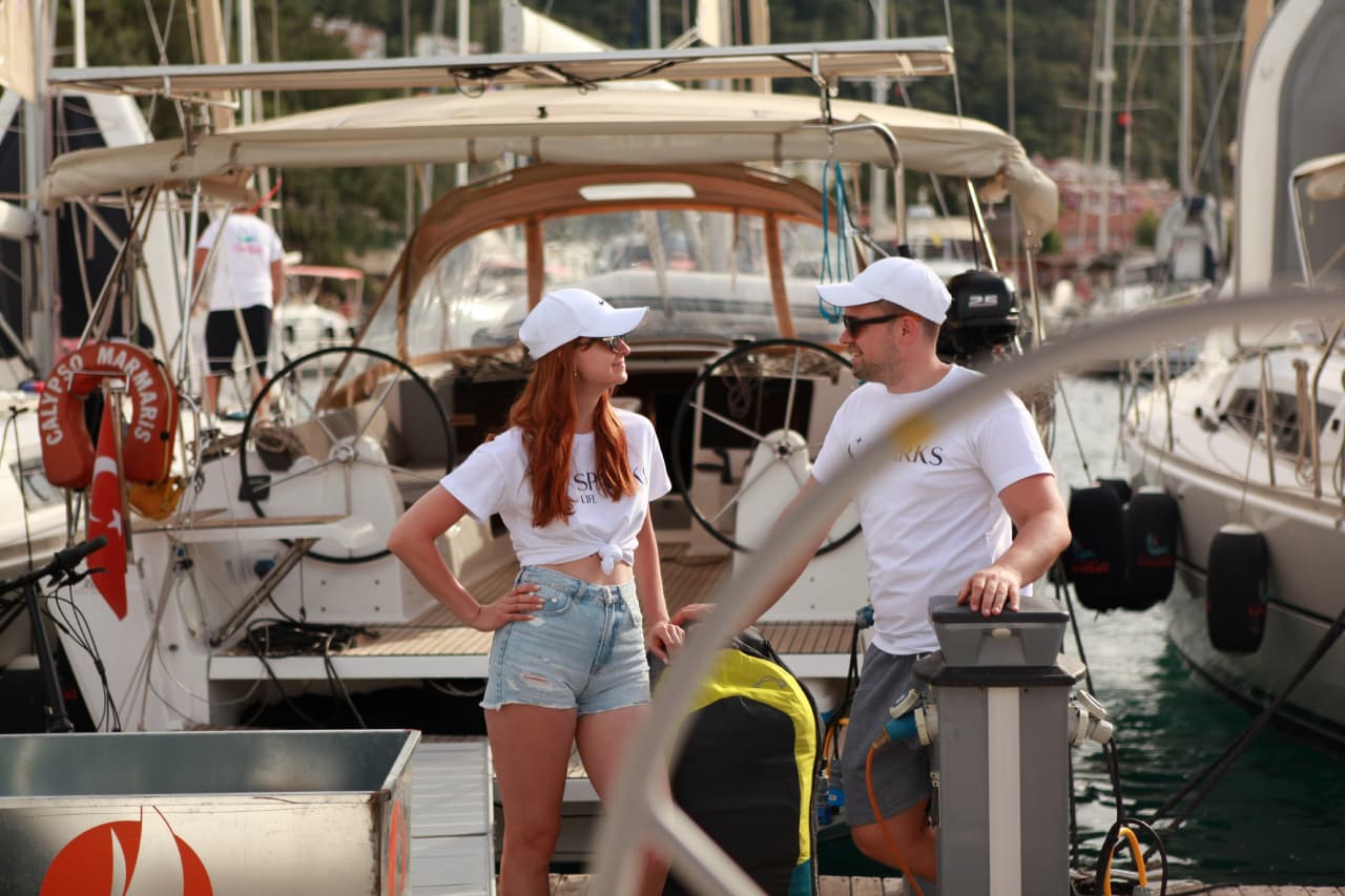 Оренда яхти для відпочинку з друзями на відкритому морі